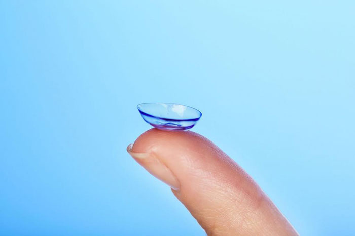 линза на пальце