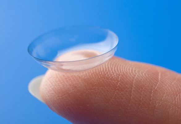 линза на пальце