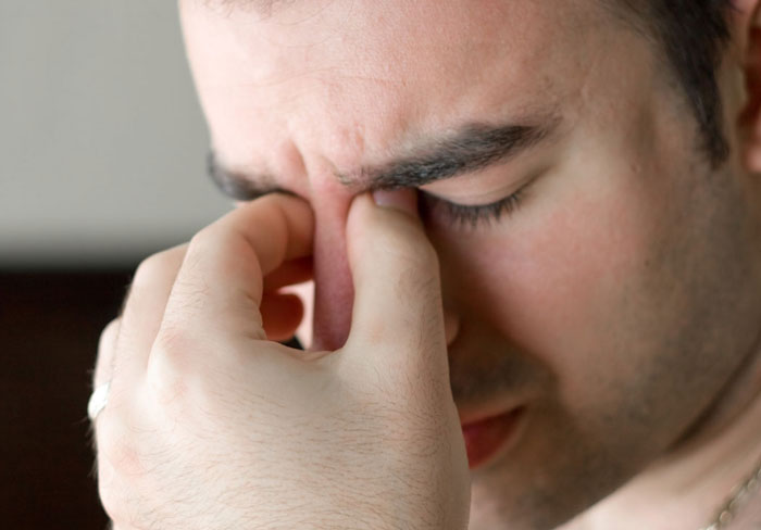 зажать переносицу пальцами, боль