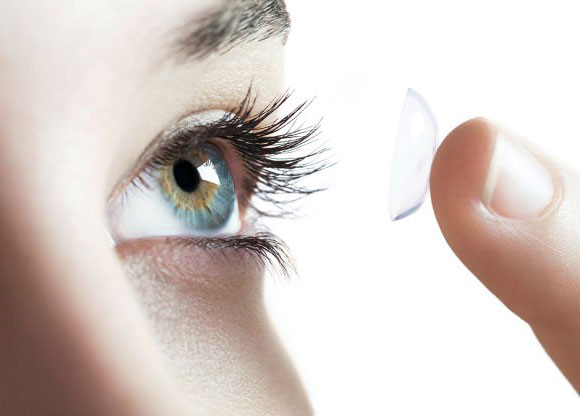 надеть линзу на глаз