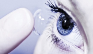 надеть линзу на глаз