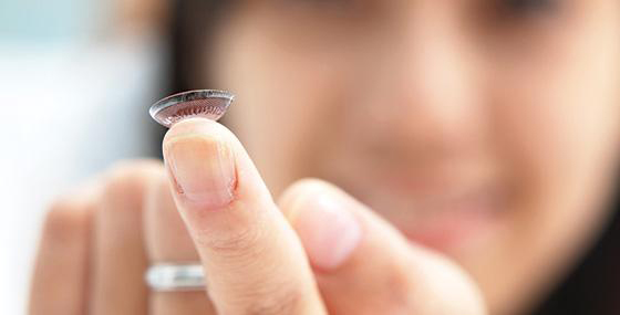 линза на пальце