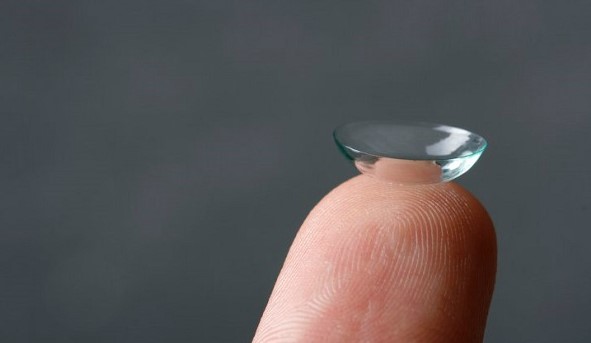 линза на пальце