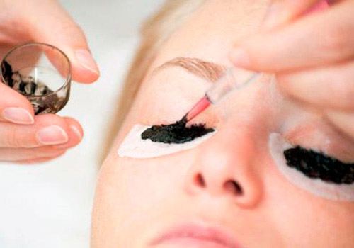 процесс окрашивания ресниц