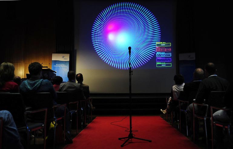 пациент выполняет упражнения