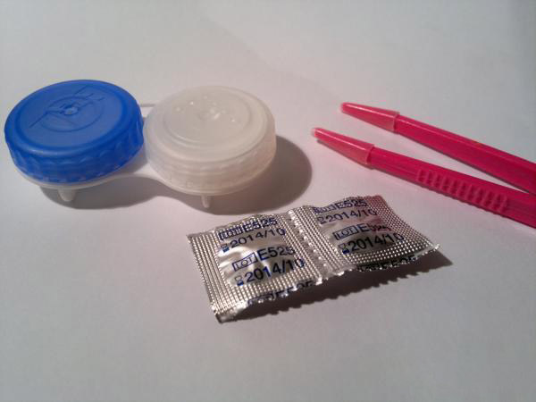 контейнер, линзы и пинцет