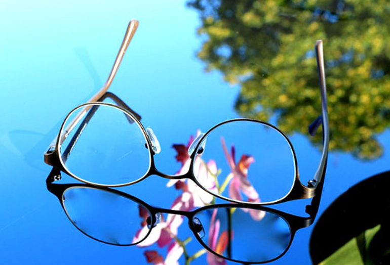 очки на стекле