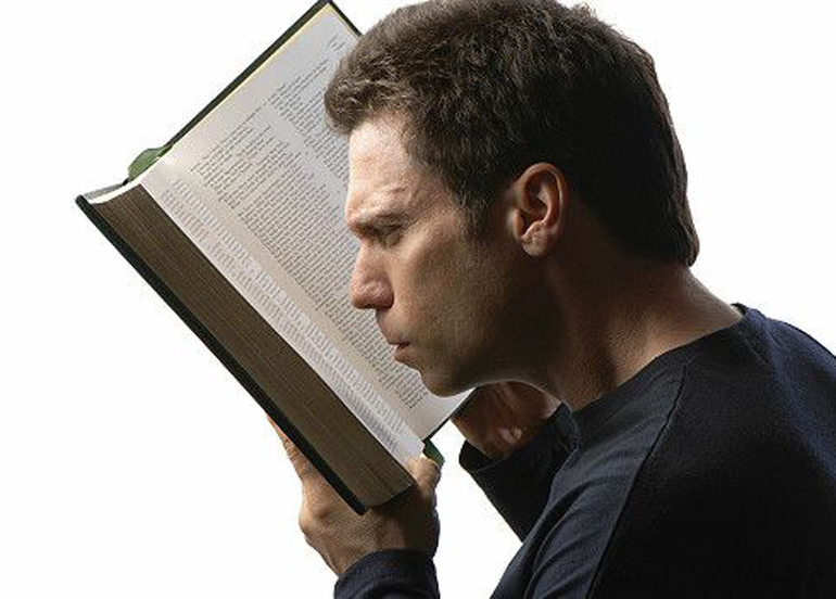 близорукий читает книгу