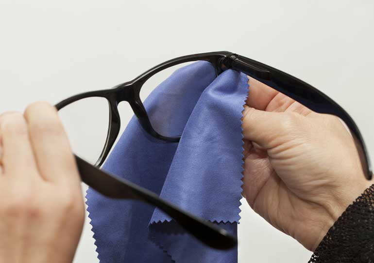протираем очки салфеткой