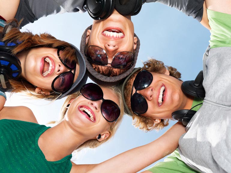 счастливая молодежь в очках