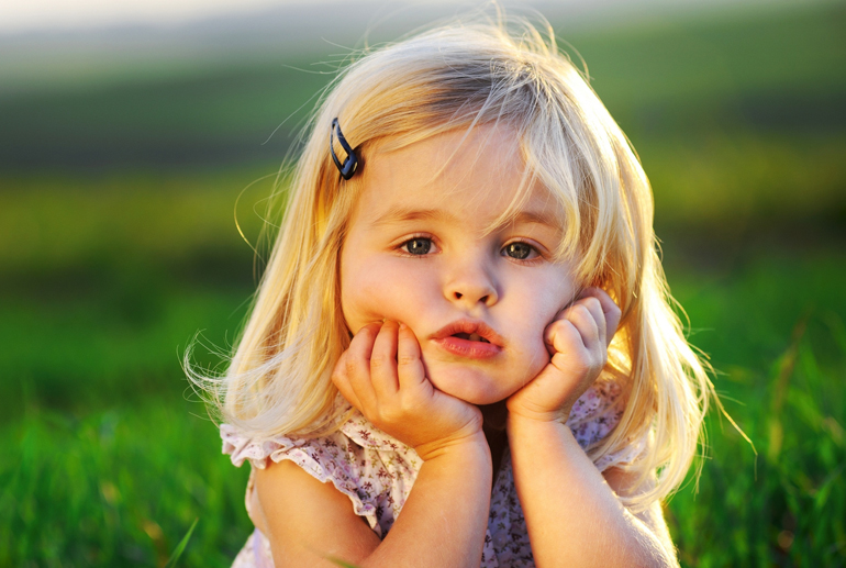 девочка и кулачки под щечками