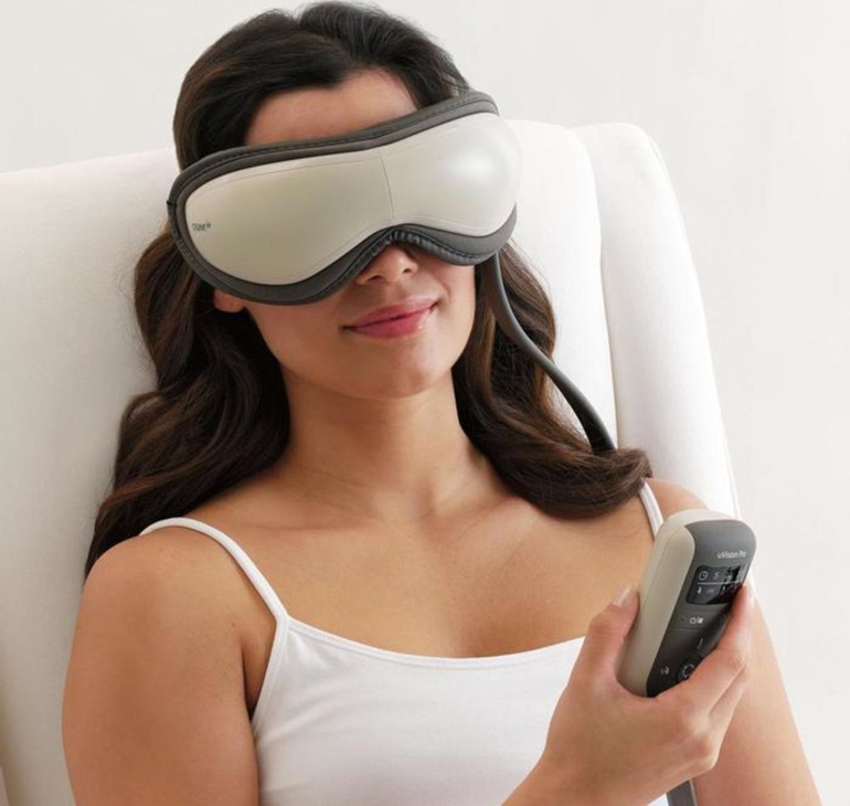 Лимфодренажные очки на женщине