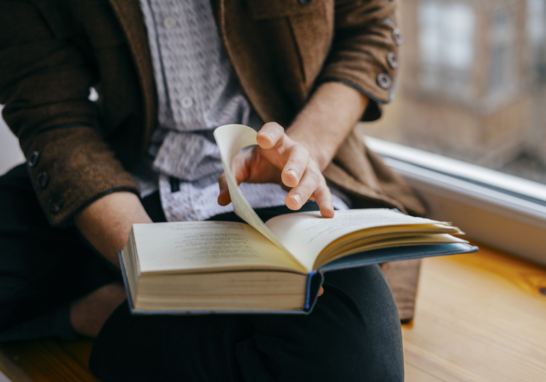 книга в руках