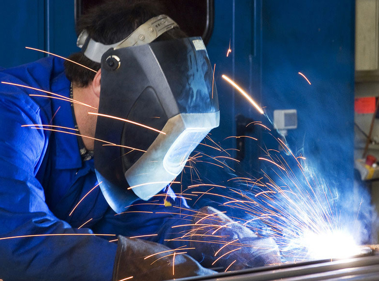сварщик в работе