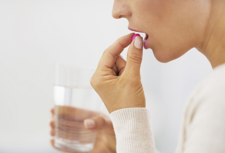 запить капсулу водой