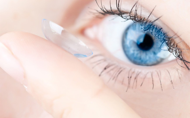контактная линза на пальце у глаза