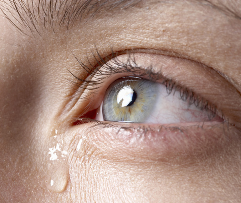 слеза течет