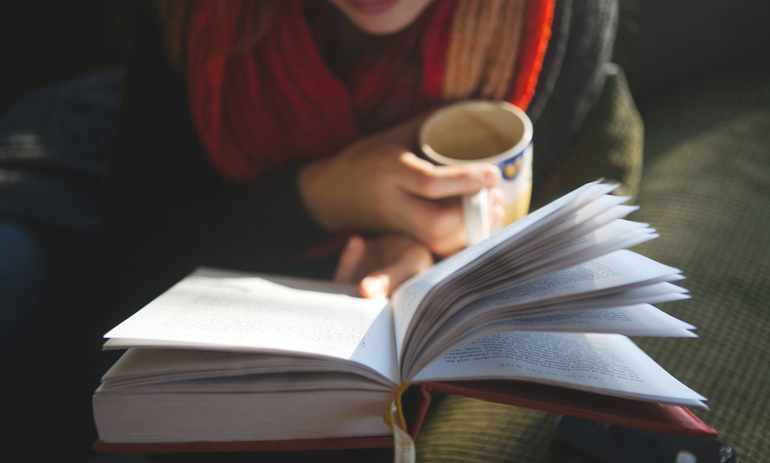 читает книгу