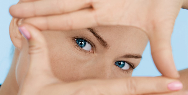 рамка из пальцев рук и глаза