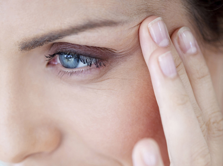 палец у виска близко