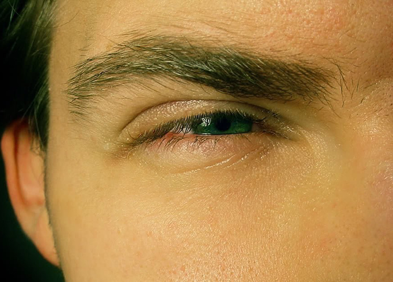 прищурился