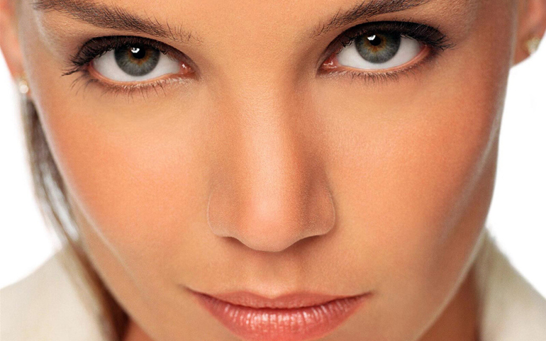 лицо девушки близко