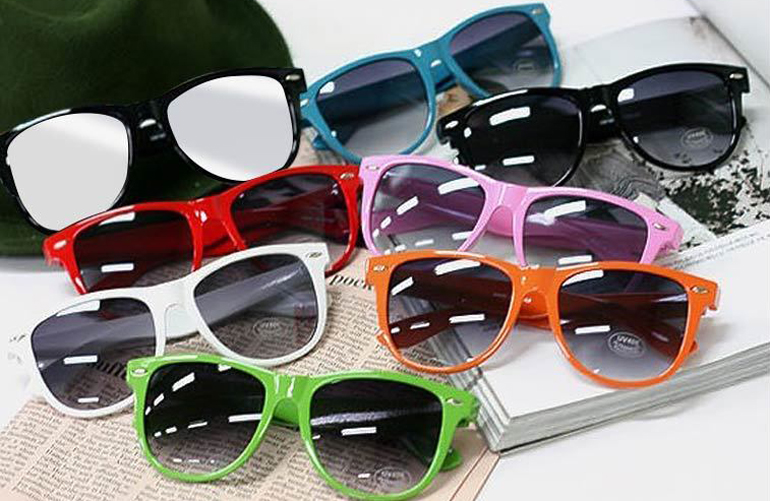 много разноцветных очков