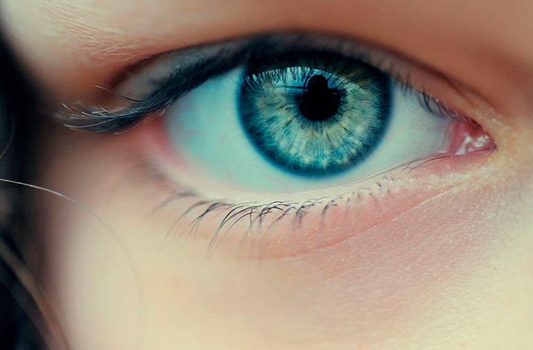 глаз близко