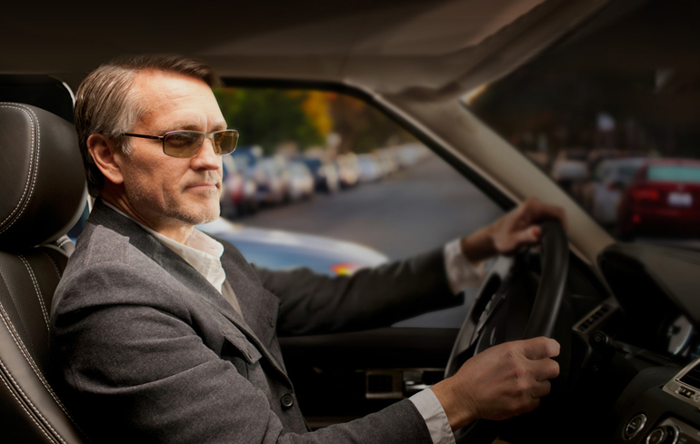 мужчина за рулем