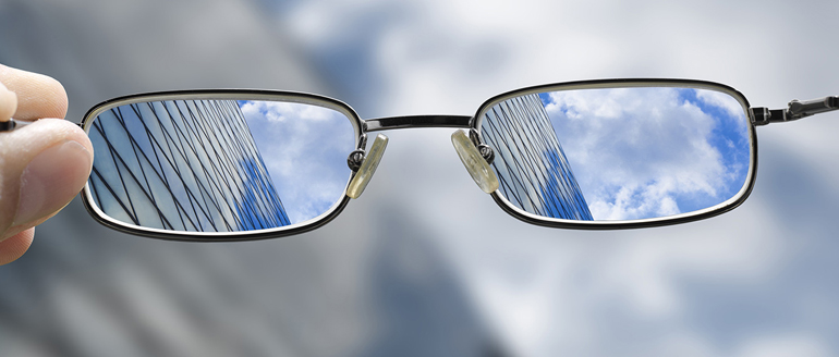 вид здания через очки