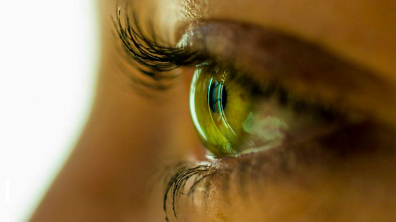 глаз близко