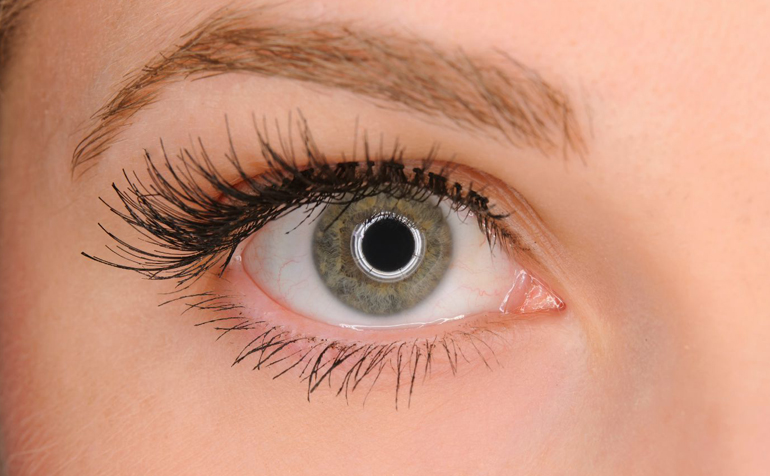 глаз близко