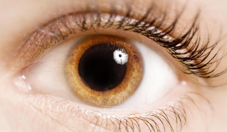 глаз близко