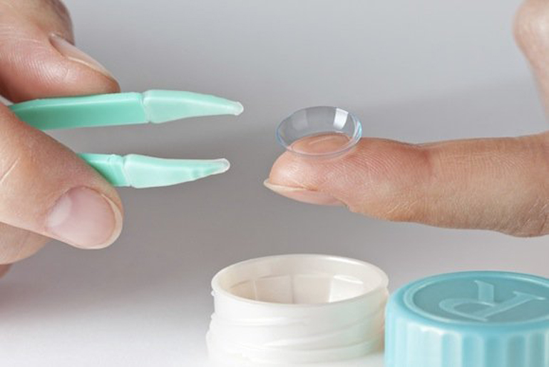 линза на пальцах